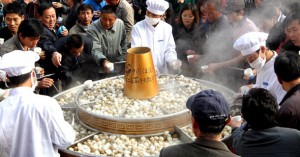 Une-marmite-geante-de-fondue-chinoise-a-Shanghai