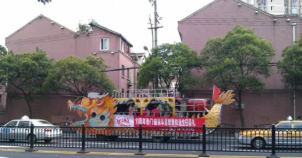 Attention Dragon dans les rues de Shanghai